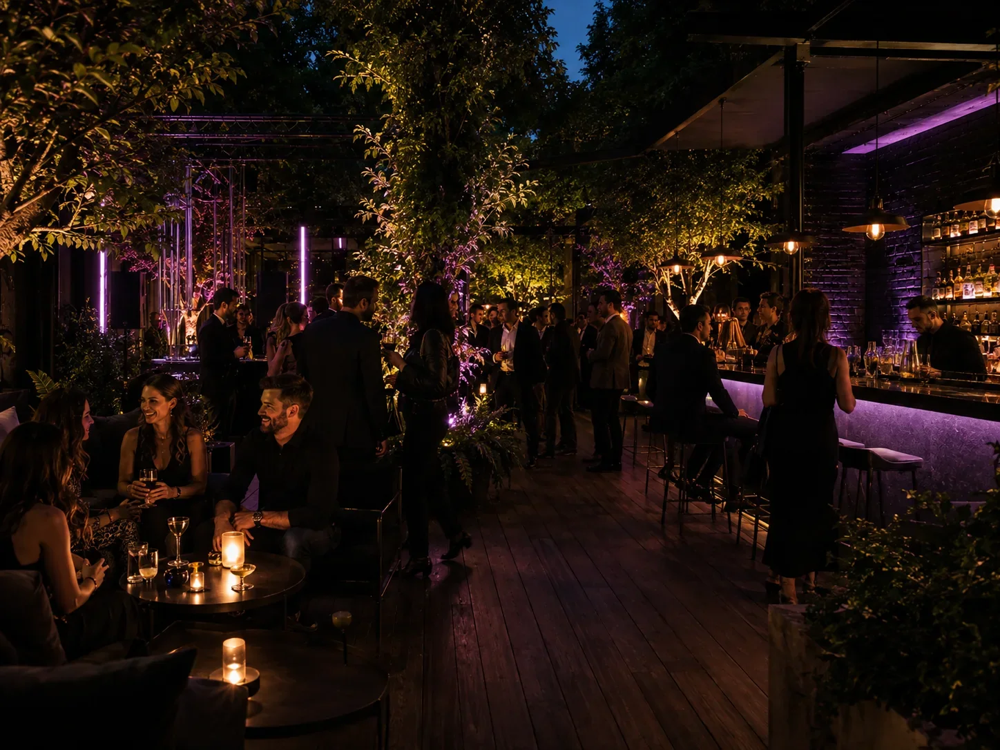 Entspannte Gartenparty mit Cocktails, warmem Licht und eleganter Atmosphäre im Außenbereich.