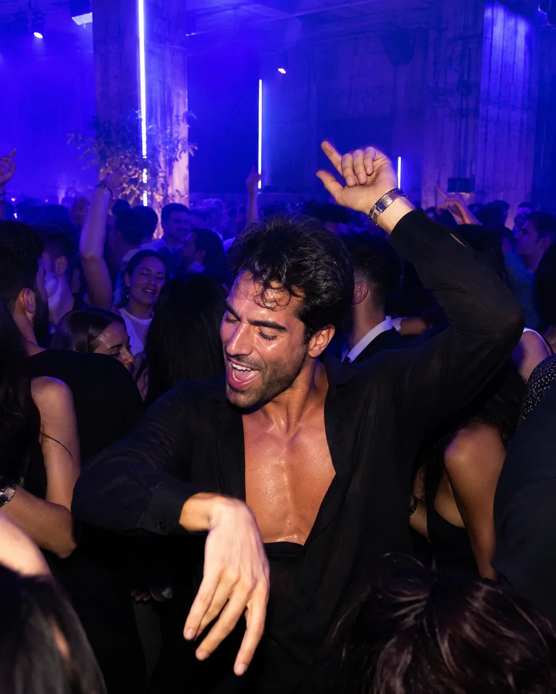 Ausgelassener Partygast tanzt euphorisch zwischen der Menschenmenge auf dem Main Floor.