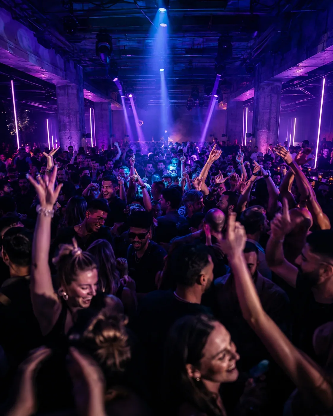 Brechend voller Main Floor mit erhobenen Händen und intensiver Neonlichtstimmung im NOCTRA.