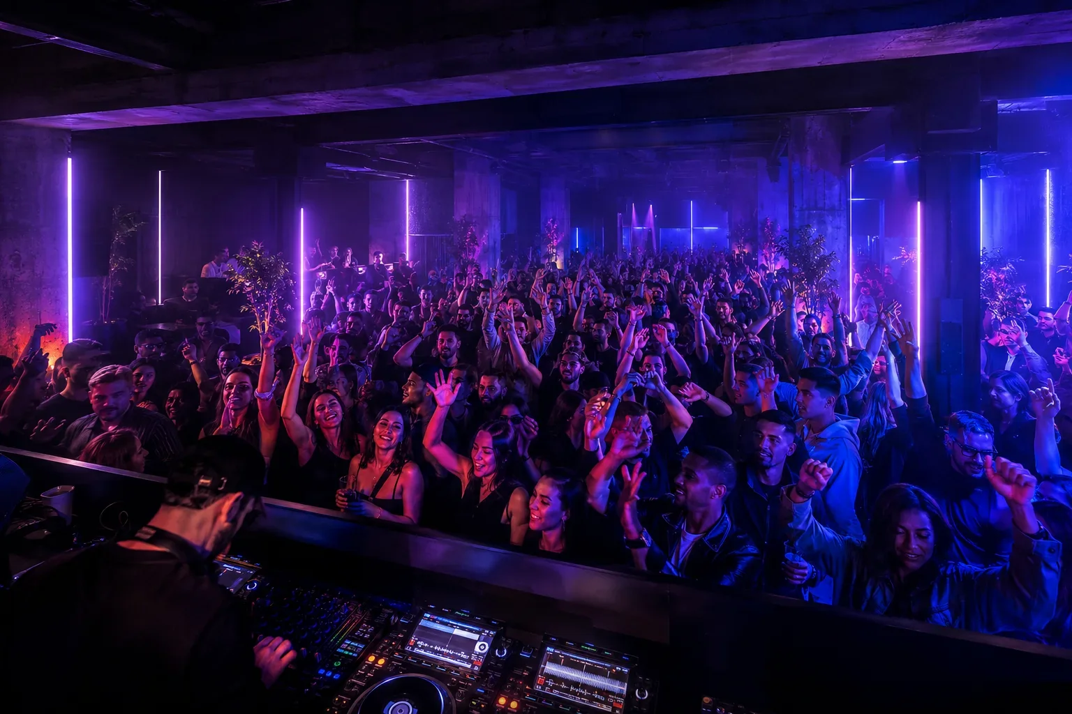 DJ und Crowd verschmelzen zu einem euphorischen Moment aus Sound, Licht und Energie.