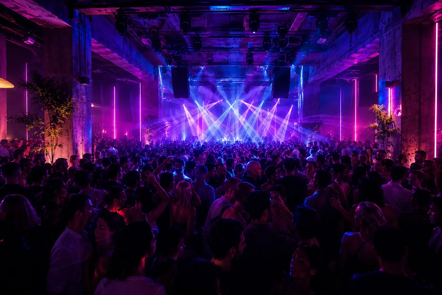 Riesige Crowd auf dem Main Floor unter einer hypnotischen Neon- und Laserlichtshow.